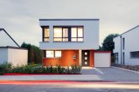 Neubau mit Aktionshaustür aus Aluminium von PaX