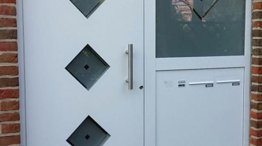 Haustür weiß mit rautenförmigen Milchglasscheiben Seitenansicht