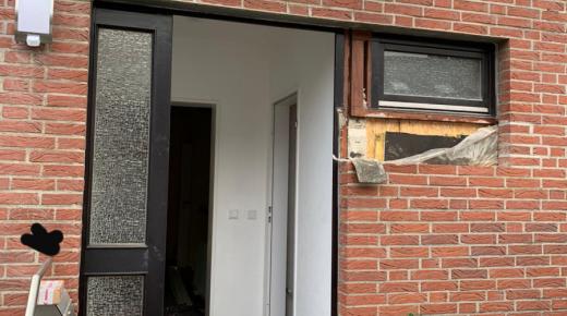 Alte Haustür mit Seitenteil und Fenster