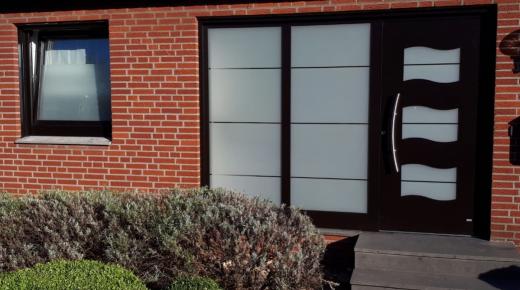 Große Haustür mit Glas Seitenteil