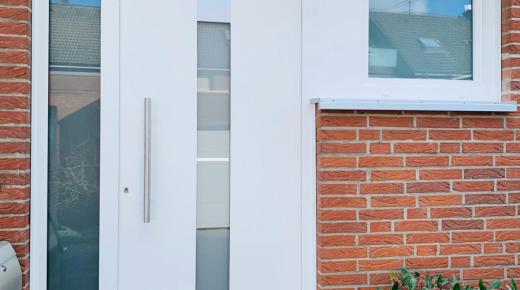 Moderne Haustür weiß mit Seitenteil und Fenster