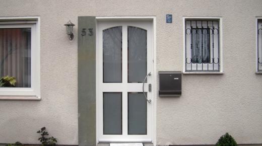 Haustür weiß mit Sprossenfenster Bogenform