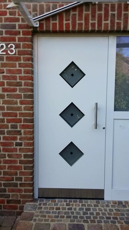 Haustür weiß mit Rautenförmigen Milchglas-Einsätzen
