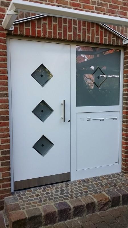 Haustür weiß mit rautenförmigen Milchglasscheiben Seitenansicht