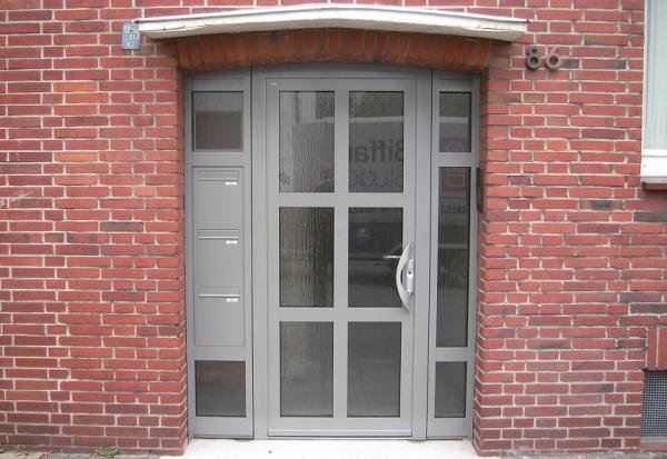 Haustür grau mit Briefkastenanlage
