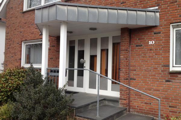 Haustür weiß mit großen Scheiben