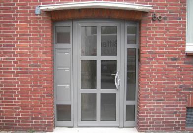 Haustür grau mit Briefkastenanlage