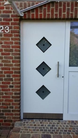 Haustür weiß mit Rautenförmigen Milchglas-Einsätzen