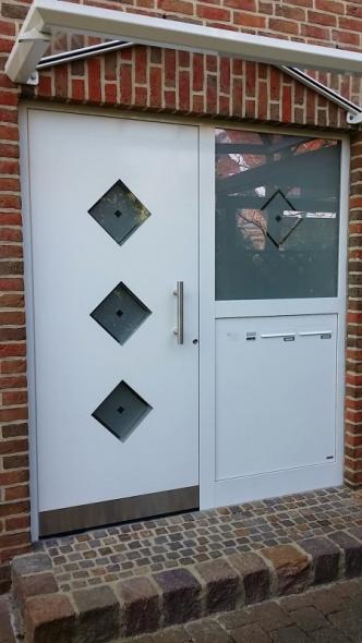 Haustür weiß mit rautenförmigen Milchglasscheiben Seitenansicht