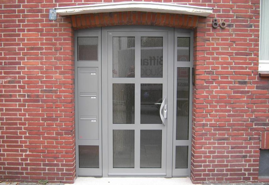 Haustür grau mit Briefkastenanlage