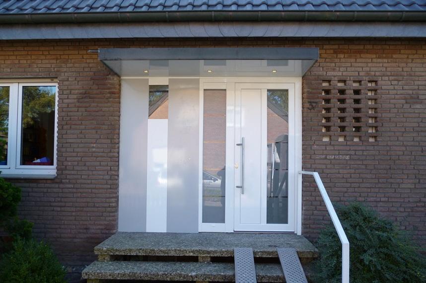 Große Haustür weiß