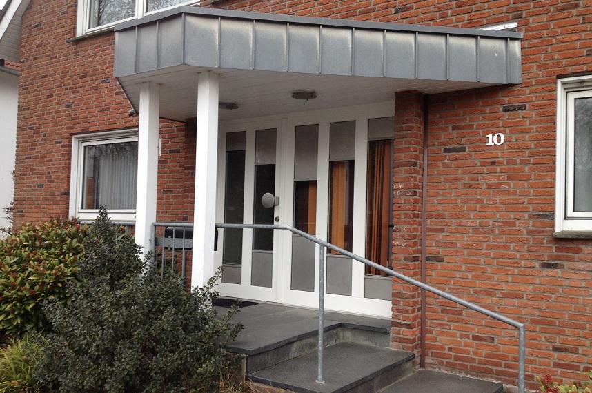 Haustür weiß mit großen Scheiben